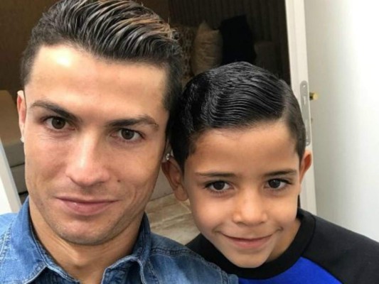 ¡El hijo de Cristiano Ronaldo entrena en un campo de tierra!