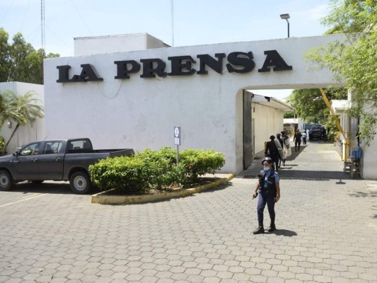 Policía del régimen de Daniel Ortega secuestra la redacción del diario La Prensa  