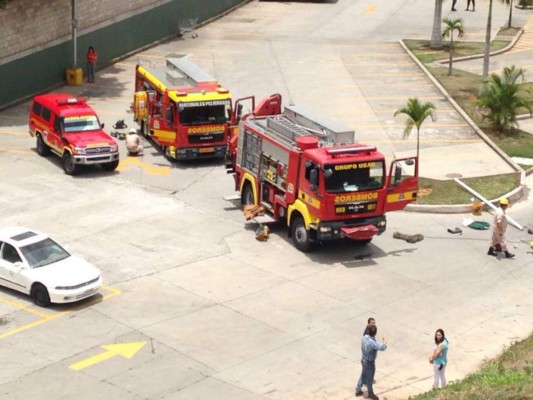 Hombre muere al caer a alcantarilla en centro comercial capitalino