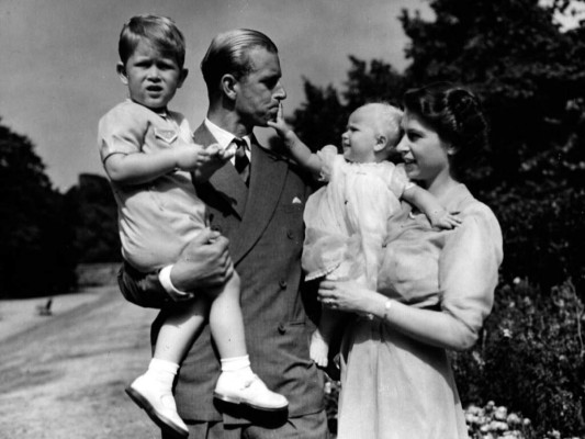 El príncipe Felipe de Edimburgo junto a la reina Isabel II y sus hijos Carlos y Ana en 1951. Foto: AP