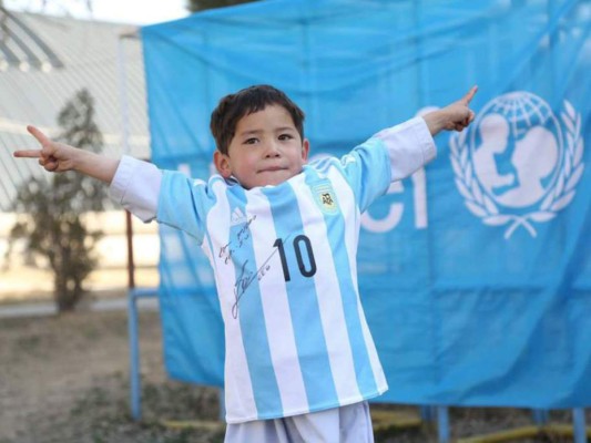 El niño afgano admirador de Lionel Messi huyó a Pakistán por amenazas de secuestro