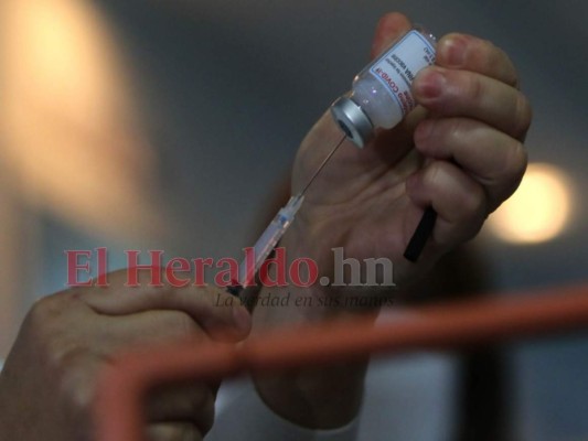Honduras vacunó a 2,684 y no a 2,500 personas contra el covid-19 ¿Qué pasó?