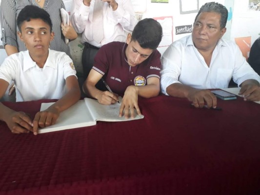 Padres de familia y estudiantes aceptan beneficios otorgados por el Gobierno&nbsp;