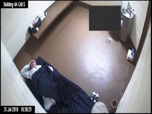 Mujer demanda a Denver por dar a luz sola en una celda de prisión