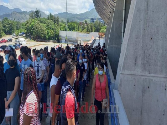 Así se desarrolló la jornada de vacunación a adolescentes en la capital (FOTOS)
