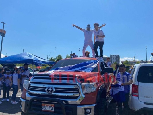 ¡Afición cinco estrellas! Hondureños pintan de azul y blanco el Empower Field de Denver