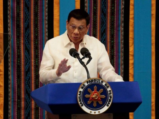Presidente de Filipinas amenaza con detener a los no vacunados que salgan a la calle  