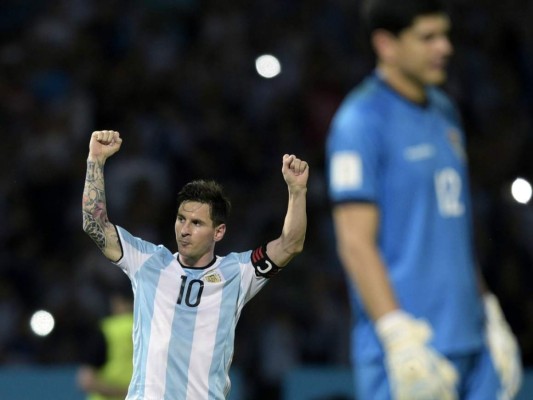 Argentina venció a Bolivia 2-0 con destellos de Messi y su gol 50 con la Albiceleste
