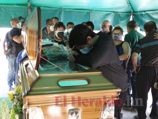 El último adiós de Chelato Uclés: sepultan al Profe José de la Paz Herrera