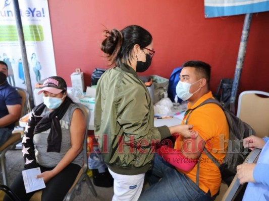 Así fue el inicio de la vacunación anticovid en mercados capitalinos (Fotos)