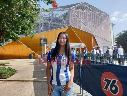 Bellas aficionadas catrachas se robaron las miradas en el BBVA Compass para el Honduras-Panamá