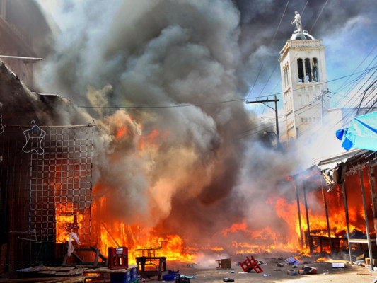 Voraz incendio arrasa con seis mercados de la capital de Honduras