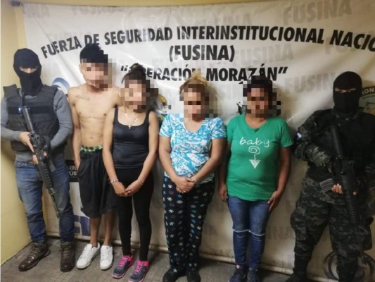 Detienen a cuatro personas con 220 paquetes de supuesta marihuana en la capital