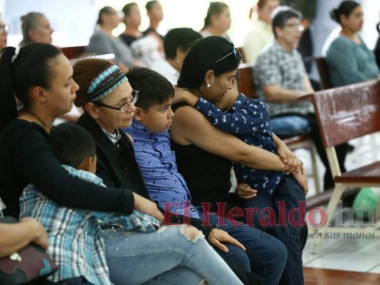 FOTOS: Dolor embarga a familiares en el velatorio del periodista Wilson Herrera
