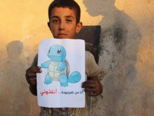 Niños sirios posan detrás de un Pokémon para pedir ayuda a Comunidad Internacional