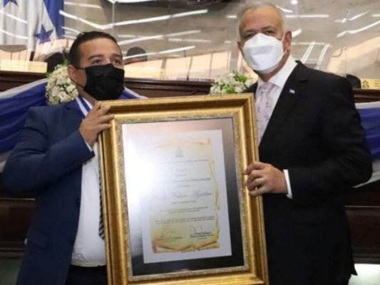 Nahún Aguilar, jefe de redacción de diario Diez, 'Cronista del año 2021'