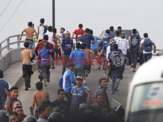 Fotos: Barras y policías se enfrentan frente al estadio en partido Motagua vs Marathón