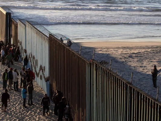 Estados Unidos usa fondos militares para levantar cercos fronterizos