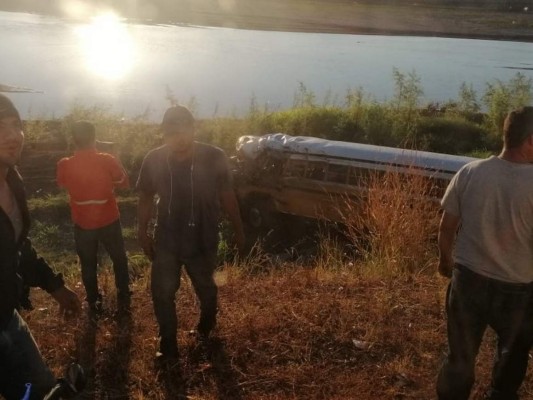 Las fotos del fuerte encontronazo entre bus y volqueta en Choluteca
