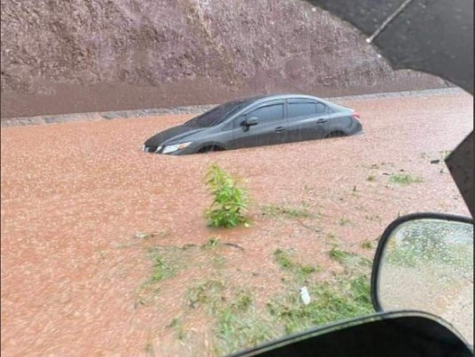 Fuertes lluvias causan inundaciones y cierran el paso en varios sectores de la capital