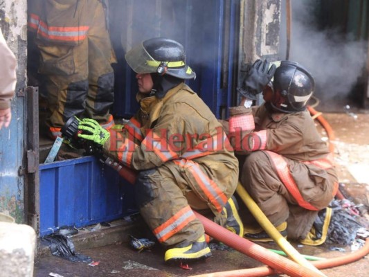 Imágenes del voraz incendio en la séptima avenida de Comayagüela