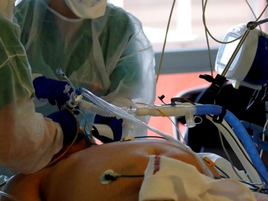 Los inquietantes mensajes que delatan al médico acusado de matar a pacientes con covid-19 para liberar camas (FOTOS)