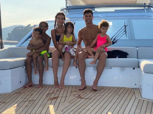 Cristiano Ronaldo y su familia disfrutaron de un descanso en un lujoso yate