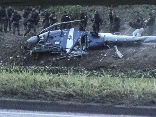 Helicóptero policial se estrella en bahía de Río de Janeiro