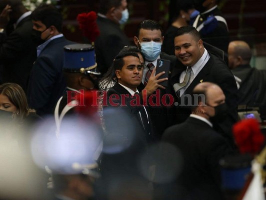 Caras nuevas y momentos de selfies, así se vivió víspera de primera legislatura en el hemiciclo (FOTOS)