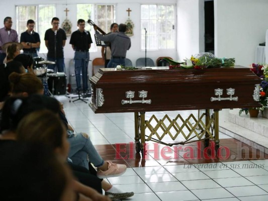 FOTOS: Dolor embarga a familiares en el velatorio del periodista Wilson Herrera