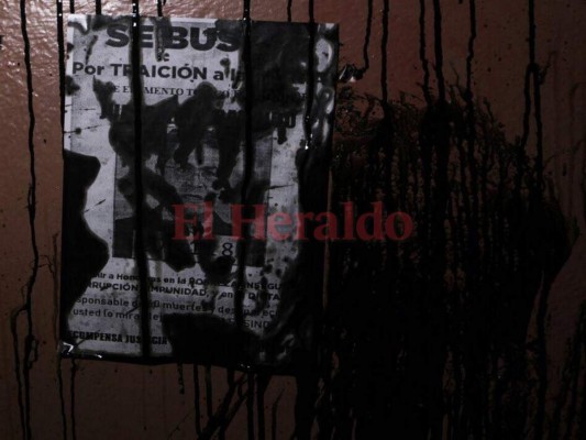 Afiches con mensajes en contra del mandatario Juan Orlando Hernández fueron pegados en varios monumentos del Parque La Leona de la capital. Foto Johny Magallanes