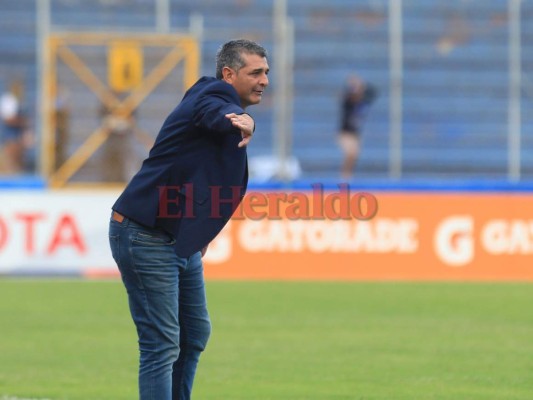 El entrenador de Motagua dando instrucciones durante uno de los partidos de Las Águilas.