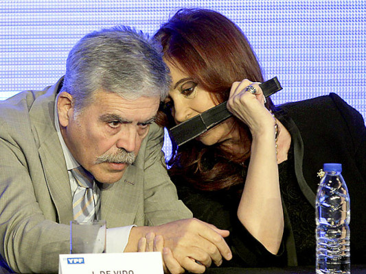 Cristina predica con el ejemplo y transfiere sus ahorros en dólares a pesos