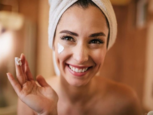 ¿Qué productos del cuidado de tu rostro debes guardar en el refrigerador?