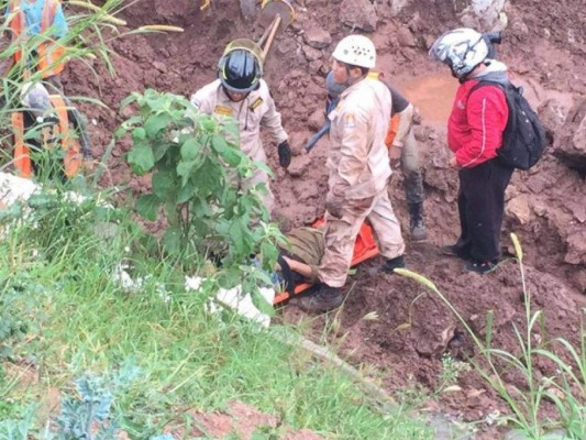 Obrero se salva de morir soterrado en la colonia 21 de Octubre