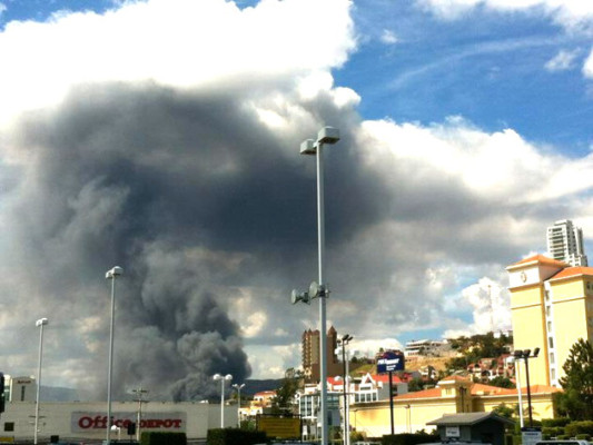 Voraz incendio arrasa con seis mercados de la capital de Honduras