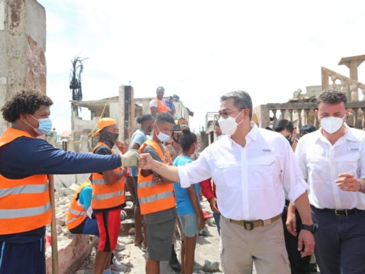 En fotos: Así fue el recorrido de Juan Orlando Hernández en la devastada Guanaja  