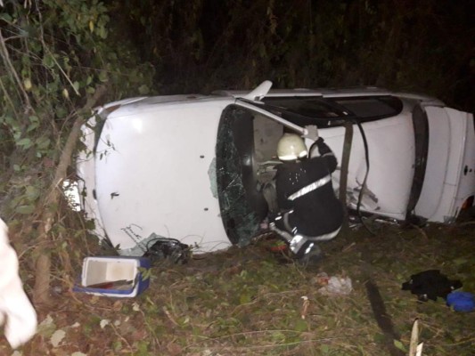 Niño de cuatro años muere y cuatro personas resultan heridas en volcamiento de vehículo