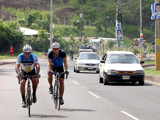 Conductores y baches, los 'villanos' de la vuelta ciclística