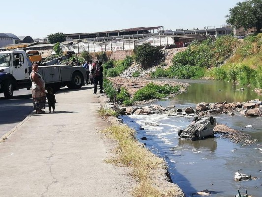 FOTOS: Los daños que sufrió el carro de la presentadora Wendy Membreño