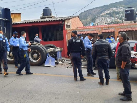 Hombre muere tras colisionar contra un cabezal en cuesta El Chile de la capital