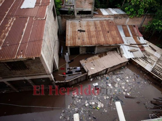 FOTOS: Colapso de tubería deja en la calle a cinco familias en colonia San Miguel
