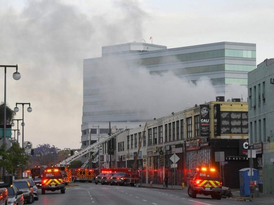 11 bomberos heridos por una explosión en Los Ángeles