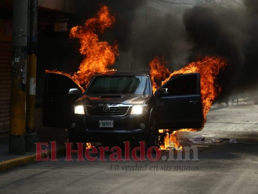 FOTOS: Incendio reduce carro blindado a chatarra durante violentas protestas