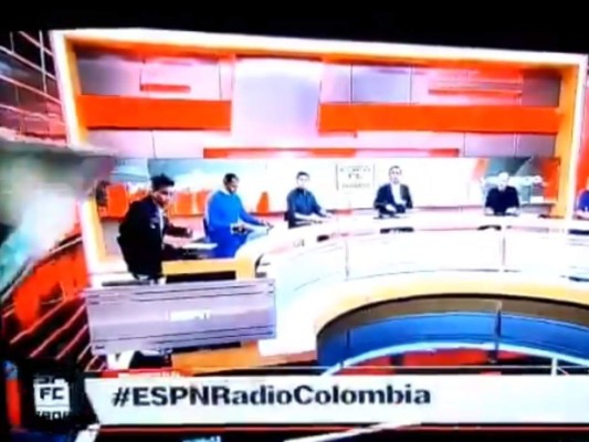 VIDEO: Enorme pantalla cae sobre un presentador de ESPN