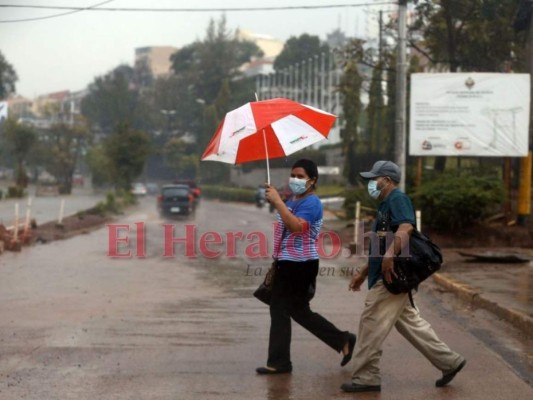 Fuertes lluvias e inundaciones deja ingreso de humedad en la capital (FOTOS)