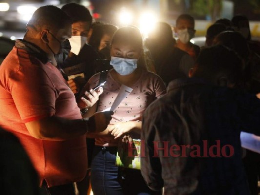 Expectativa en centro de acopio del CNE ante retrasado recuento de votos (FOTOS)
