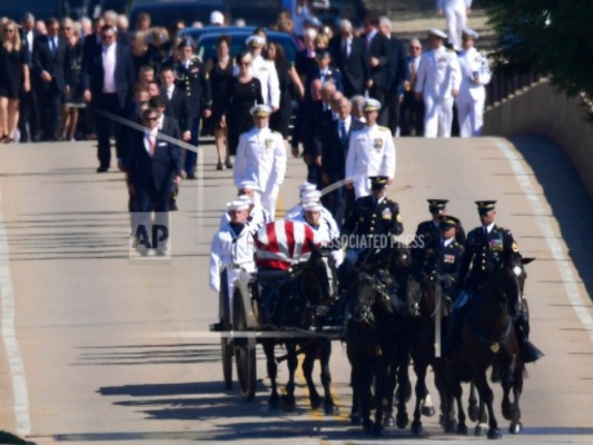 Cureña traslada el féretro de John McCain al cementerio