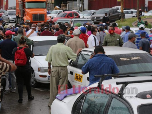 Taxistas protestan por incumplimiento de pago de bono