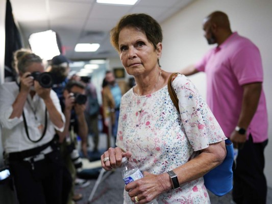 Madre de policía muerto en el Capitolio exige investigación